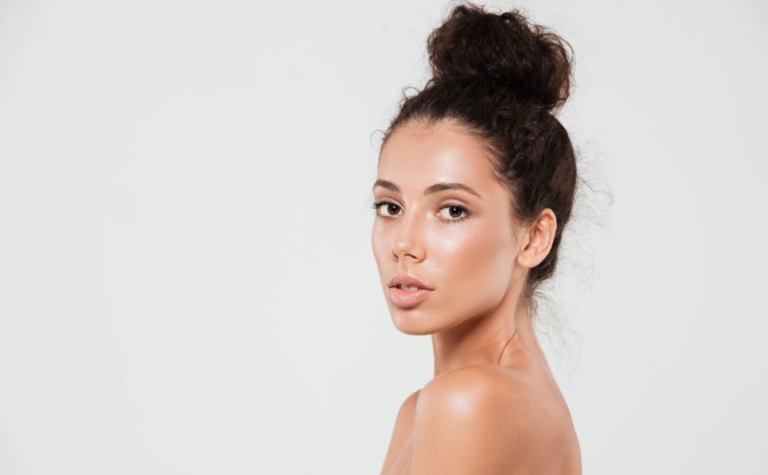 Perfil Mais Definido: A lipoaspiração reduz a papada evidenciando a linha da mandíbula, trazendo mais equilíbrio, definição e elegância para o seu perfil